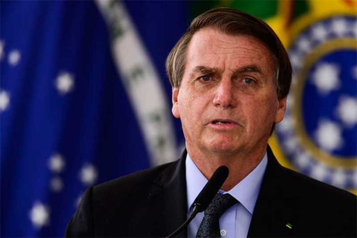 Bolsonaro é recebido com panelaço em seu discurso sobre vacina e programa social