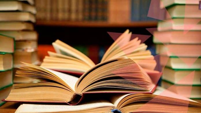 O curso de letras tem a duração média de 4,5 anos e pode ser focado em licenciatura (para ministrar aulas), bacharelado ou ambos. O valor médio pago pelas mensalidades é de R$ 700 mensais em graduações particulares, mas podem variar dependendo do estado. O curso também é ofertado por universidades federais como UFRJ, USP, UFSC e outras. Muitos estudantes da área ou que pretendem migrar para esse curso, não sabem como funciona o mercado de trabalho e quais os salários. Portanto, é sobre isso que iremos abordar neste artigo. Continue a leitura conosco para saber mais! Letras e o mercado de trabalho O formando em letras pode atuar tanto como professor ou então como revisor e redator. O professor pode escolher a carga horária de 20 a 40 horas semanais e o salário costuma depender de alguns fatores, são eles: Tipo de escola: municipal, estadual, federal ou particular; Estado: os estados possuem pisos salariais diferentes; Carga horária: professores com 40 horas semanais recebem mais que aqueles que trabalham 20 horas; Formação: quem é formado na área recebe mais que os estagiários. A redação e a revisão são focadas para aqueles que gostam das letras mas não querem atuar como professores. O valor salarial também tem suas variações porque depende do preço cobrado por lauda associado ao valor que deseja receber por hora. Em alguns casos, também se consegue atuar como CLT e, se preferir, como autônomo (basta pagar o MEI para contribuir com a aposentadoria). O primeiro passo para definir o salário de um autônomo é: decidir o valor a ser recebido no mês e dividir pela quantidade de horas a serem trabalhadas. O valor salarial varia bastante e pode ser de R$ 500 a R$ 9 mil dependendo do tempo de experiência. Para atuar como freelancer, é necessário obter uma grande gama de clientes fixos.