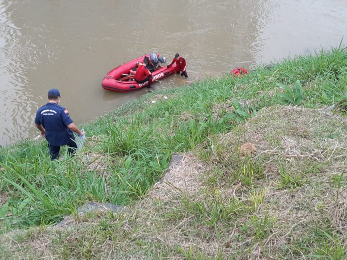 Trabalhador morto é visto boiando dentro do rio de Brusque, SC