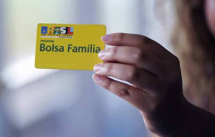 Bolsa Família pode ter aumento de 58%, mas falta verba para conclusão