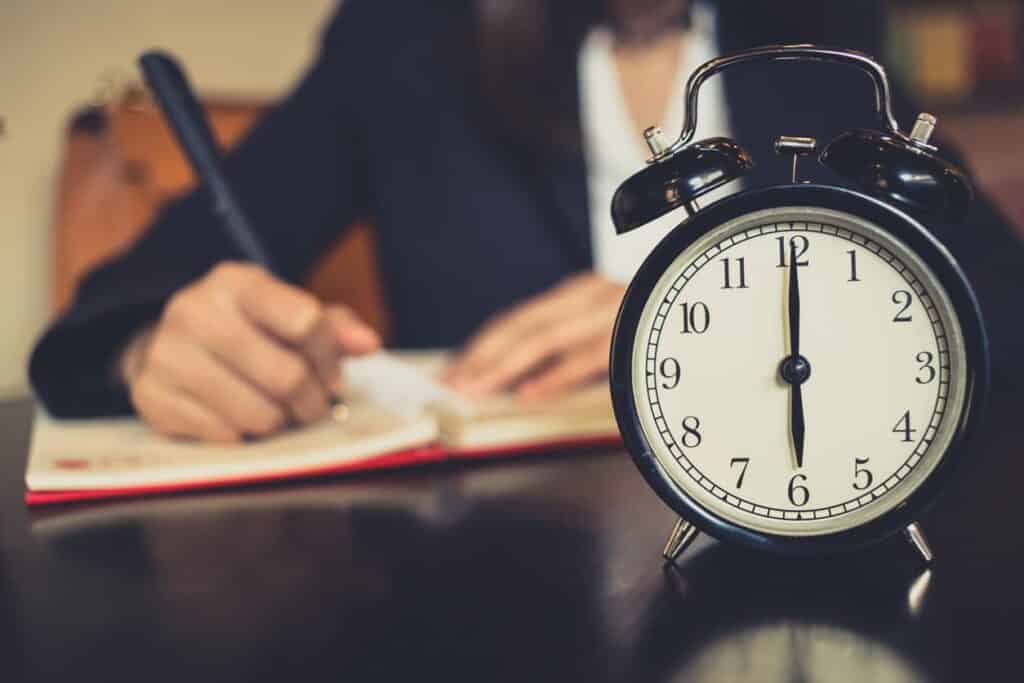 Hora extra: ganho mais se ficar na empresa fazendo atividades particulares?