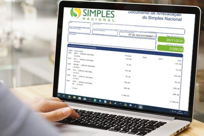 O Simples Nacional foi criado ainda na década de 90 para facilitar a cobrança de tributos e impostos para as empresas. No entanto, apesar