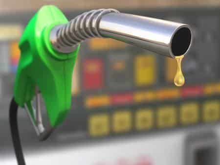 bomba-de-combustivel-com-gota-de-gasolina-na-ponta-do-bocal-1594724437646_v2_450x337 ICMS realmente aumenta a gasolina? Entenda porque a afirmação é um mito!