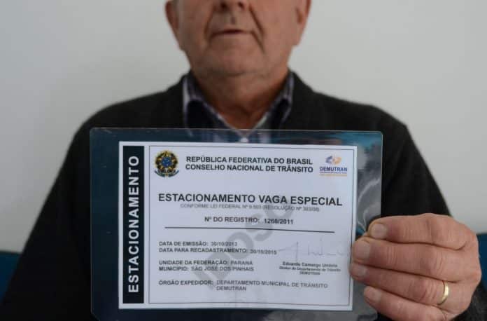 Cartão de estacionamento de idoso: o que é, onde e como fazer