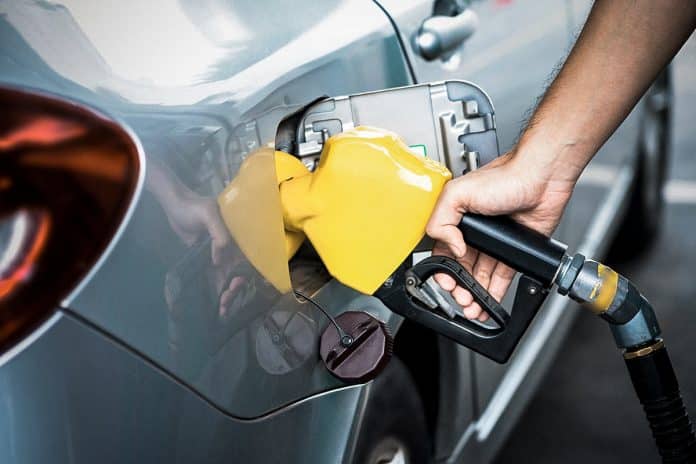 Ar condicionado faz o carro consumir mais gasolina? Veja dicas para economizar!