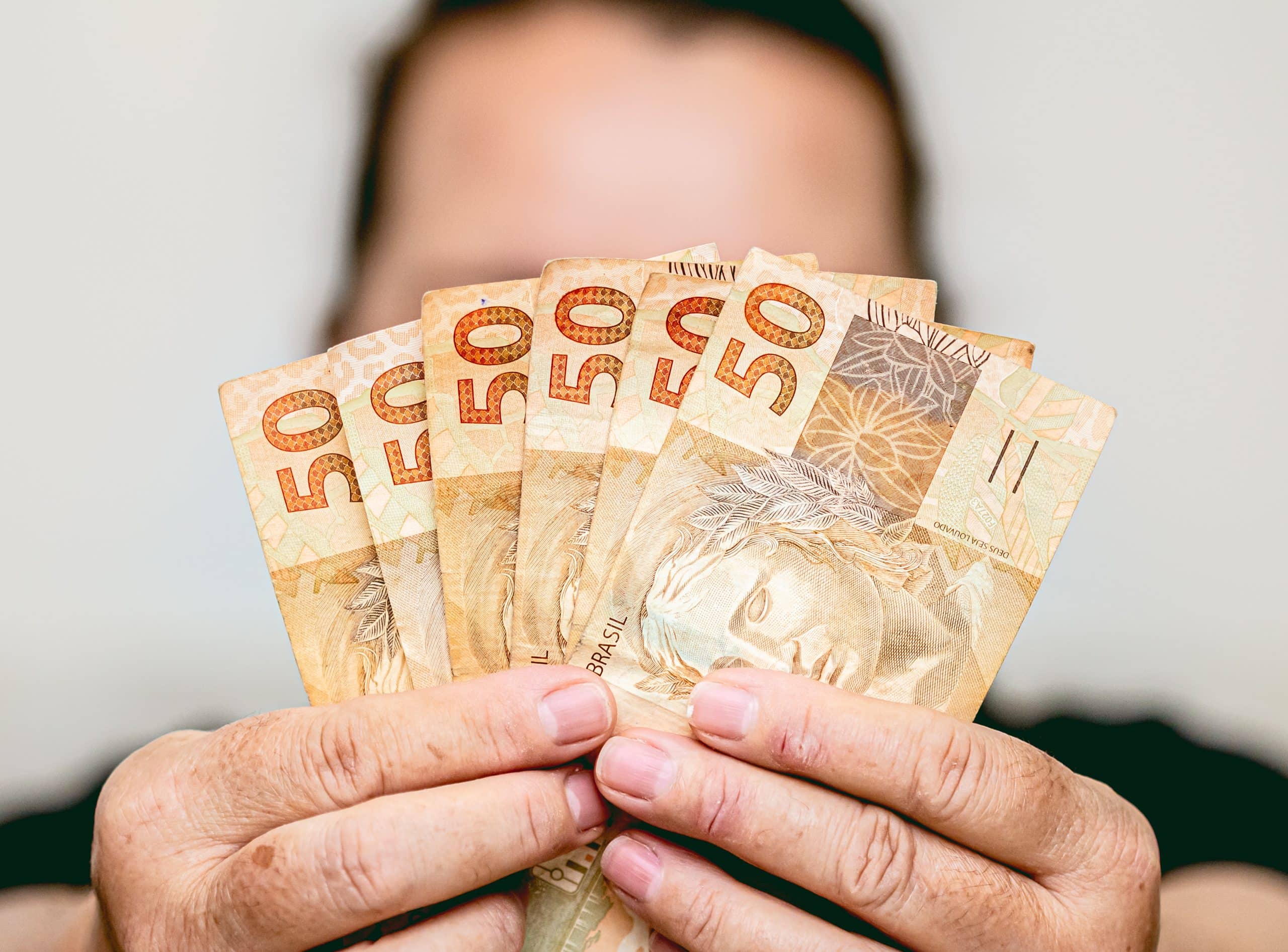 Investir é uma das melhores formas para garantir que o seu dinheiro não será comido pela inflação brasileira, que em agosto chegou a mais de 9,6%.