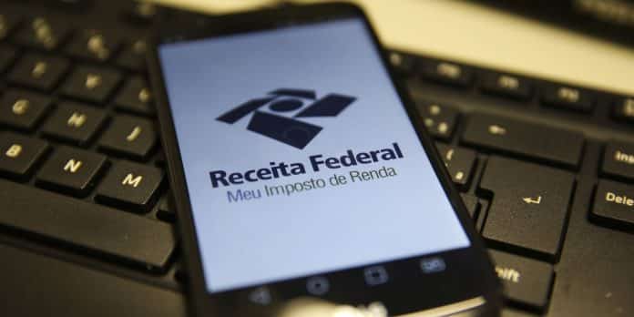 Governo pega o trabalho de três meses dos brasileiros como imposto de renda
