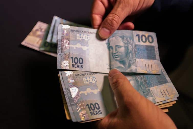 Investir dinheiro na poupança vale a pena?