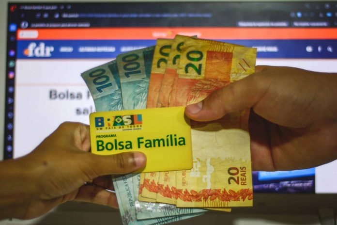 Quem não está no Bolsa Família poderá receber Auxílio Brasil de R$ 400?