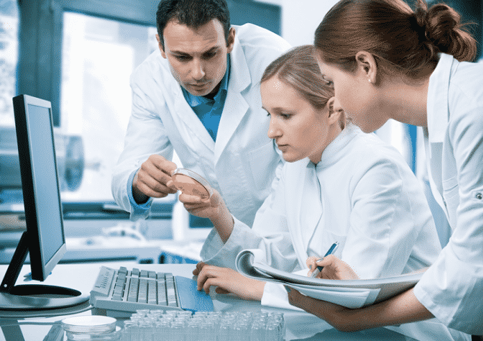 Auxiliar de laboratório pode ser contratado como MEI? Entenda