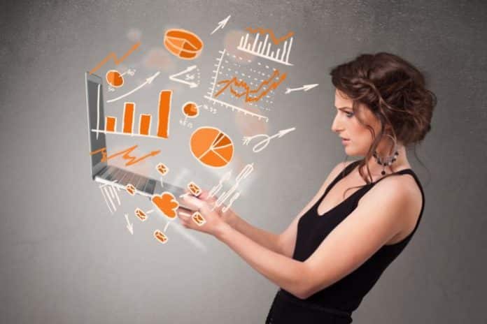 profissional-analista-de-marketing-segurando-lapto Linkedin tem 2700 vagas de emprego para analista de marketing: confira!