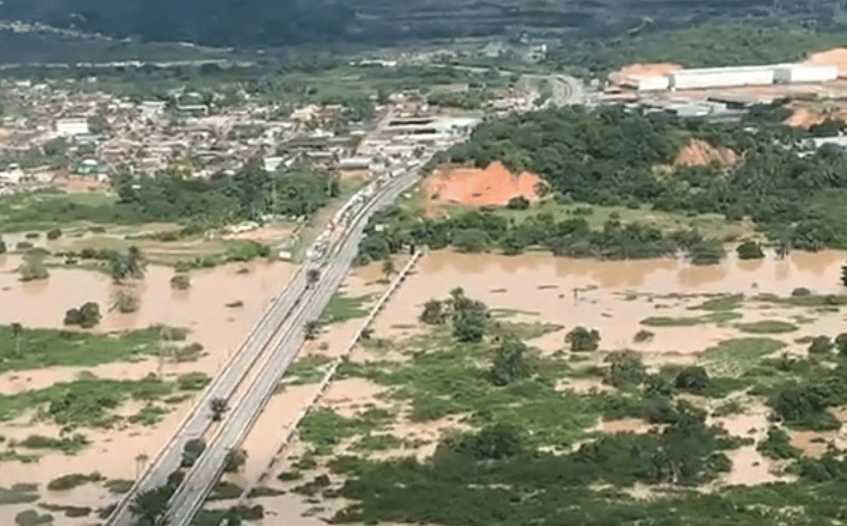 Chuvas Deixam Mortos Na Grande Recife