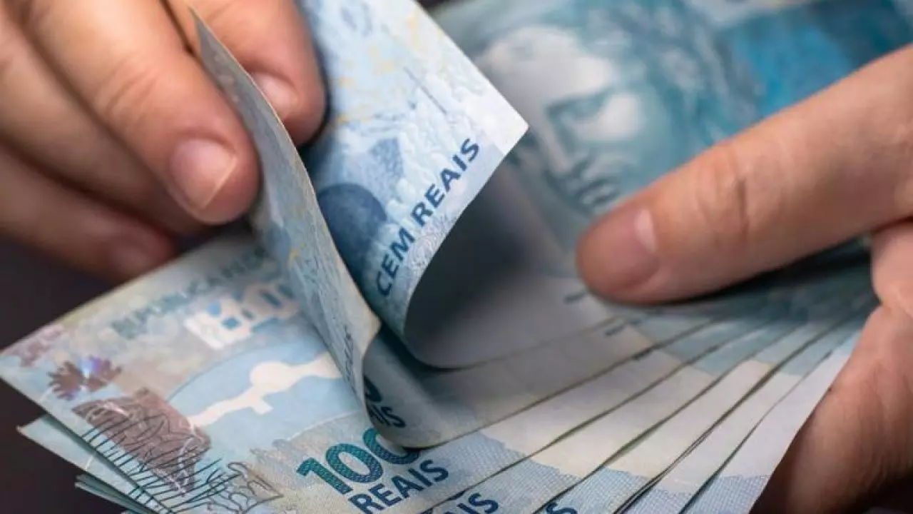 Governo anuncia novo auxílio de R$ 800. Veja quem recebe