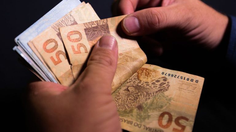 Senado aprova MP do salário mínimo e brasileiros comemoram