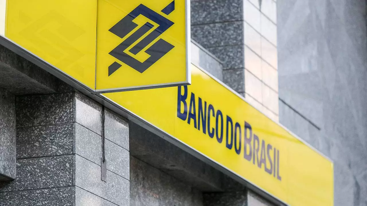 Caixa e BB fazem anúncio e usuários do consignado comemoram