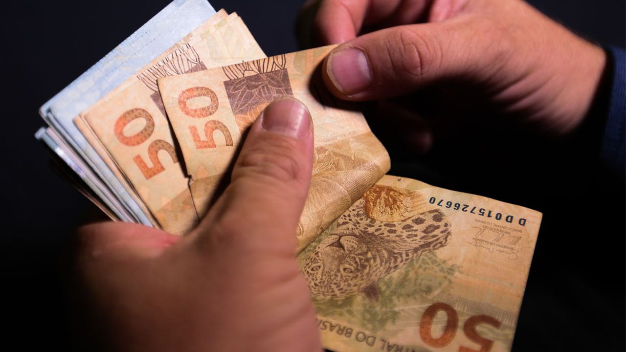 Lula decreta aumento do salário mínimo. Confira novo valor