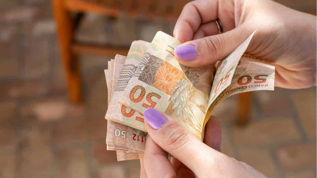 Governo lança novo auxílio de R$ 300 para mães. Veja quem recebe