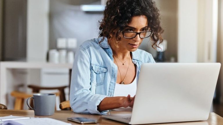 trabalho aos domingos e feriados