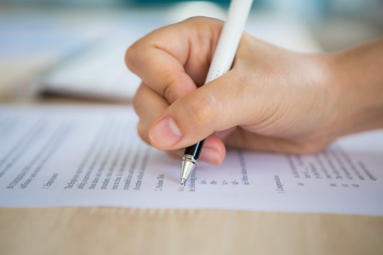 Concurso UFRR 2024 tem salários de até R$ 10 mil cargo técnico-administrativo
