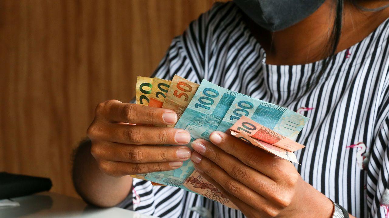 Novo auxílio de R$ 2 mil por família começa a ser pago. Veja detalhes