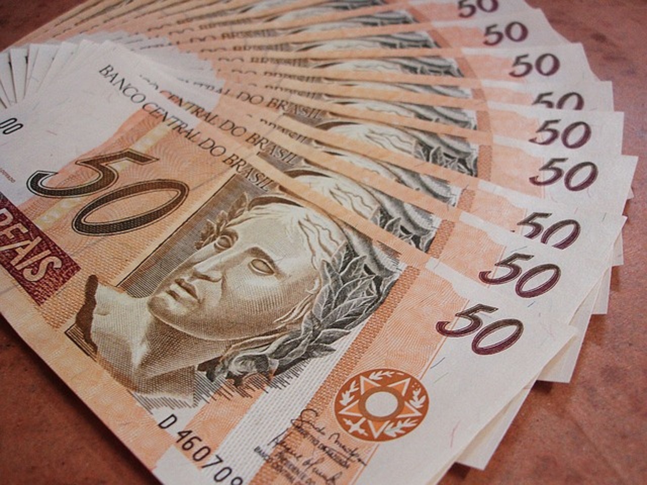 Economista diz que salário mínimo nacional não funciona no Brasil