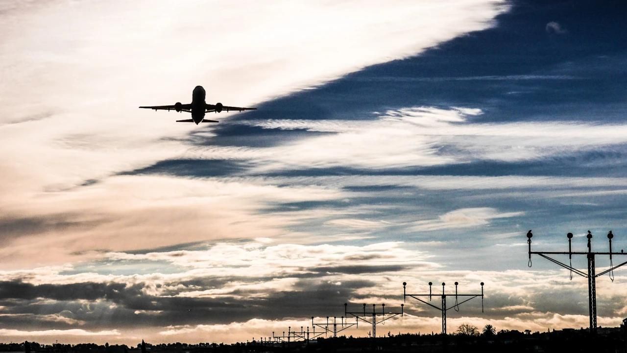 Brasileiro vai poder usar FGTS para comprar passagem aérea; veja como