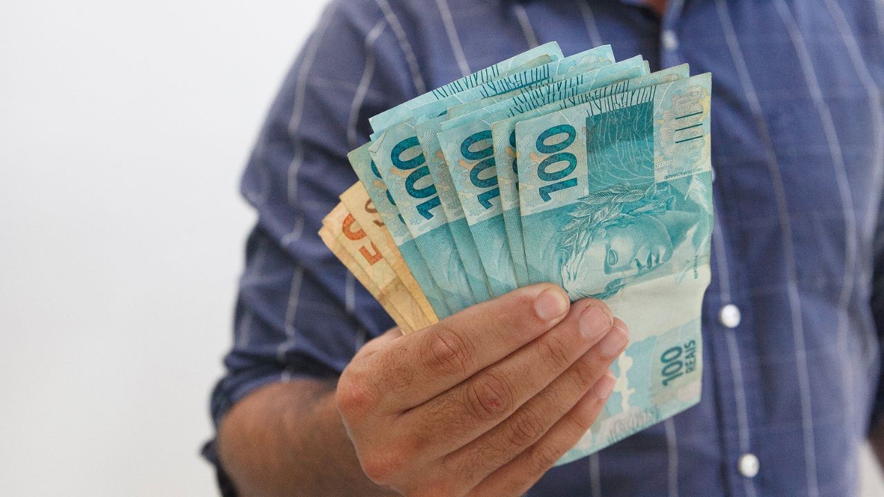 13º salário é adiantado para mais um grupo de trabalhadores; confira
