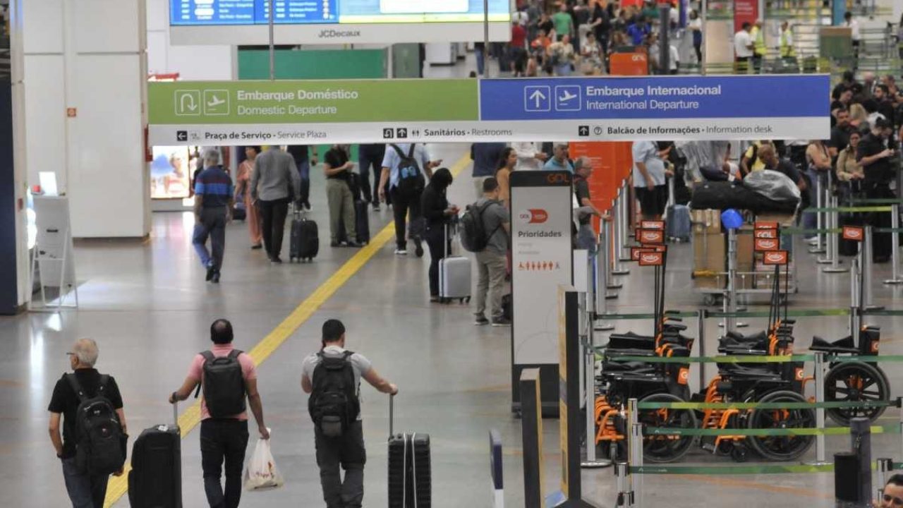 Veja como aposentados do INSS podem comprar passagens aéreas por R$ 200