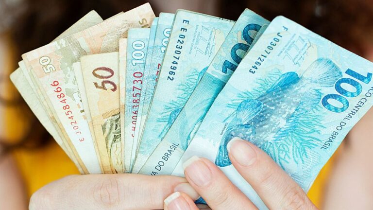Quanto é o 13º salário de quem recebe um salário mínimo; veja cálculo