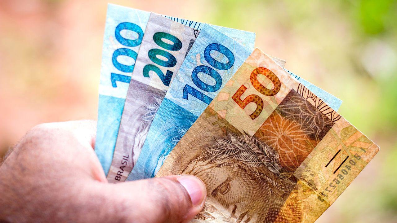 A nova estratégia do governo para limitar o salário mínimo