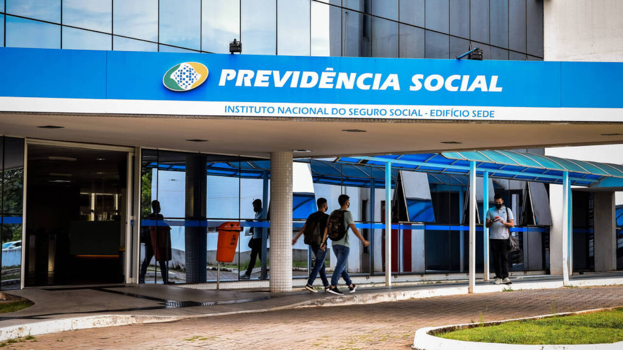 Do vermelho polêmico à bomba no INSS: veja o que bombou nas redes sociais