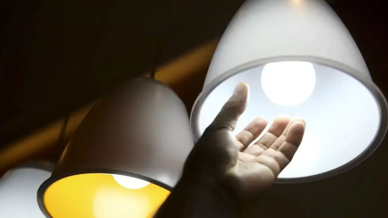 Luz de graça para 60 milhões? Promessa de ministro gera surpresa... no governo