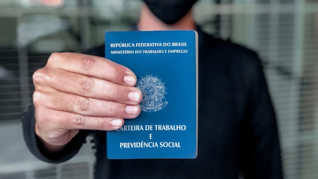 Desemprego despenca no Brasil e atinge menor nível da história, segundo IBGE