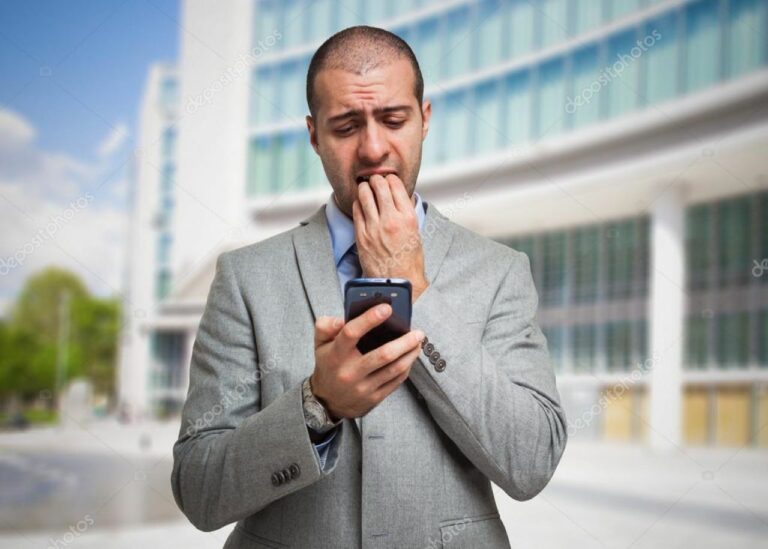 assustado olhando celular