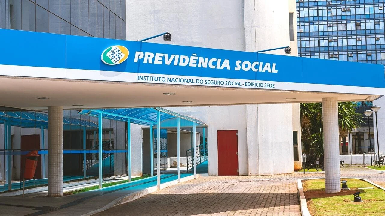 Lula sanciona lei que garante bônus a servidores do INSS