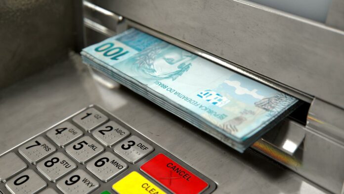 André Esteves polemiza ao questionar aumento real do salário mínimo