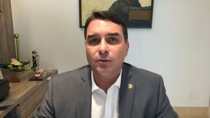 Flávio Bolsonaro critica proposta de isenção do IR mesmo votando a favor: “É confisco”